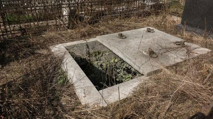 Picture 3 of The doctor who created the 'industry' of grave theft in the UK