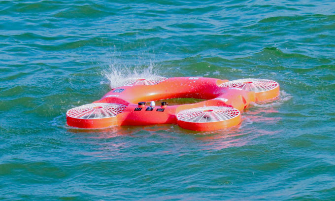 Picture 1 of The drone turns into a lifesaver when it lands in the water