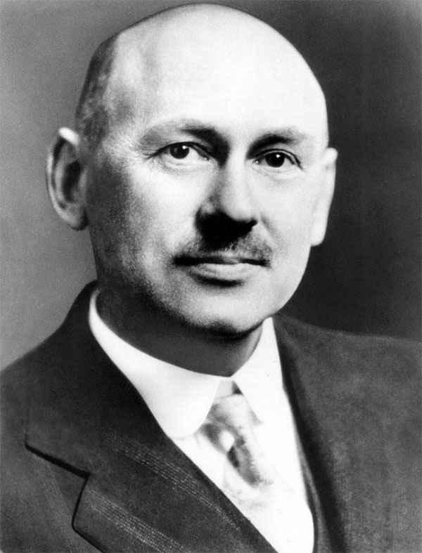 The father of modern rocketry believes that clouds are a race of parasitic aliens causing trouble for humanity Picture 1