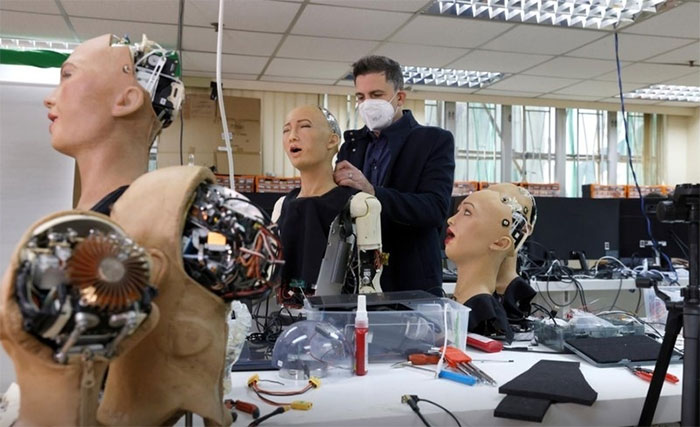 Picture 5 of The first robot with citizenship that once said 'destroy humanity' is about to have more 'em'
