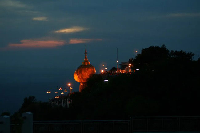 Picture 6 of The gilded rock stands precariously on the mountain for thousands of years, defying all the laws of physics