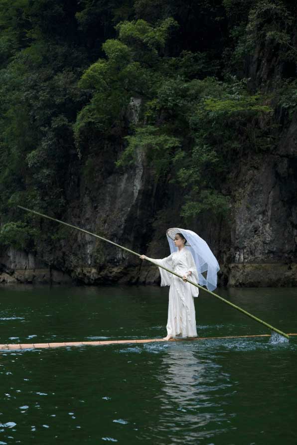 The girl possesses a nearly lost 'water-surfing' technique, performing on the river like something out of a martial arts movie. Picture 3