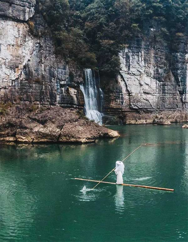 The girl possesses a nearly lost 'water-surfing' technique, performing on the river like something out of a martial arts movie. Picture 4