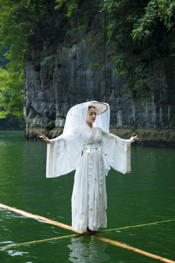 The girl possesses a nearly lost 'water-surfing' technique, performing on the river like something out of a martial arts movie. Picture 5