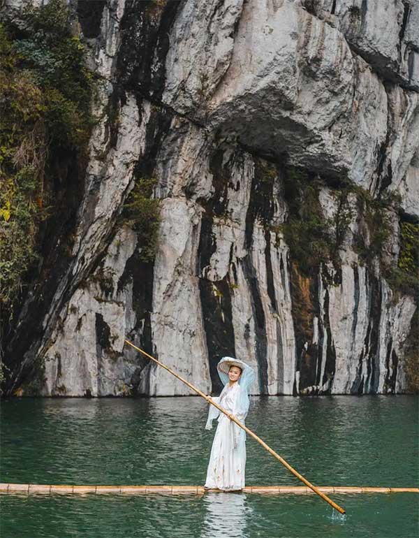 The girl possesses a nearly lost 'water-surfing' technique, performing on the river like something out of a martial arts movie. Picture 6