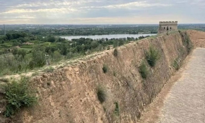 Picture 1 of The Great Wall of China stands firm because it was built with 'living mortar'