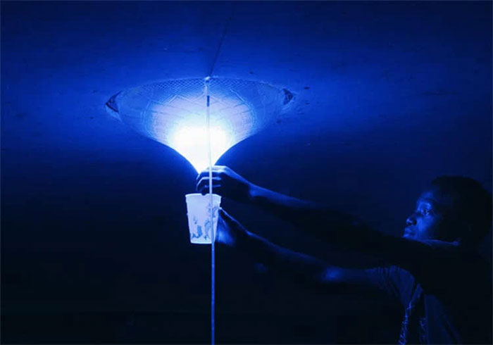 The lamp distills seawater, recharges with salt and solar energy of the architecture student Picture 10