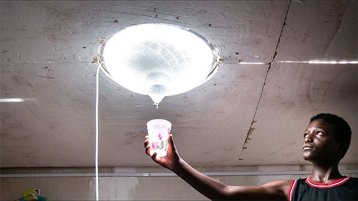 The lamp distills seawater, recharges with salt and solar energy of the architecture student Picture 3