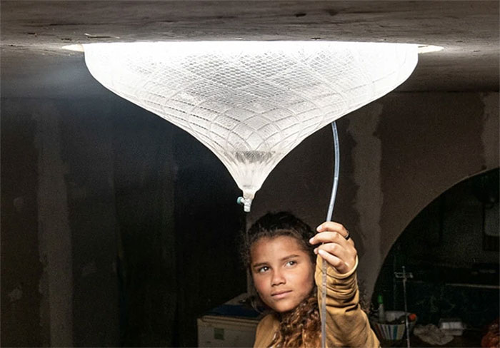 The lamp distills seawater, recharges with salt and solar energy of the architecture student Picture 9