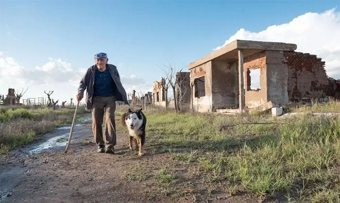Picture 3 of 'The loneliest person in the world' lived alone for 25 years in a 'ghost town'