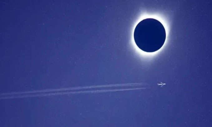 Picture 1 of The longest eclipse viewing flight in history