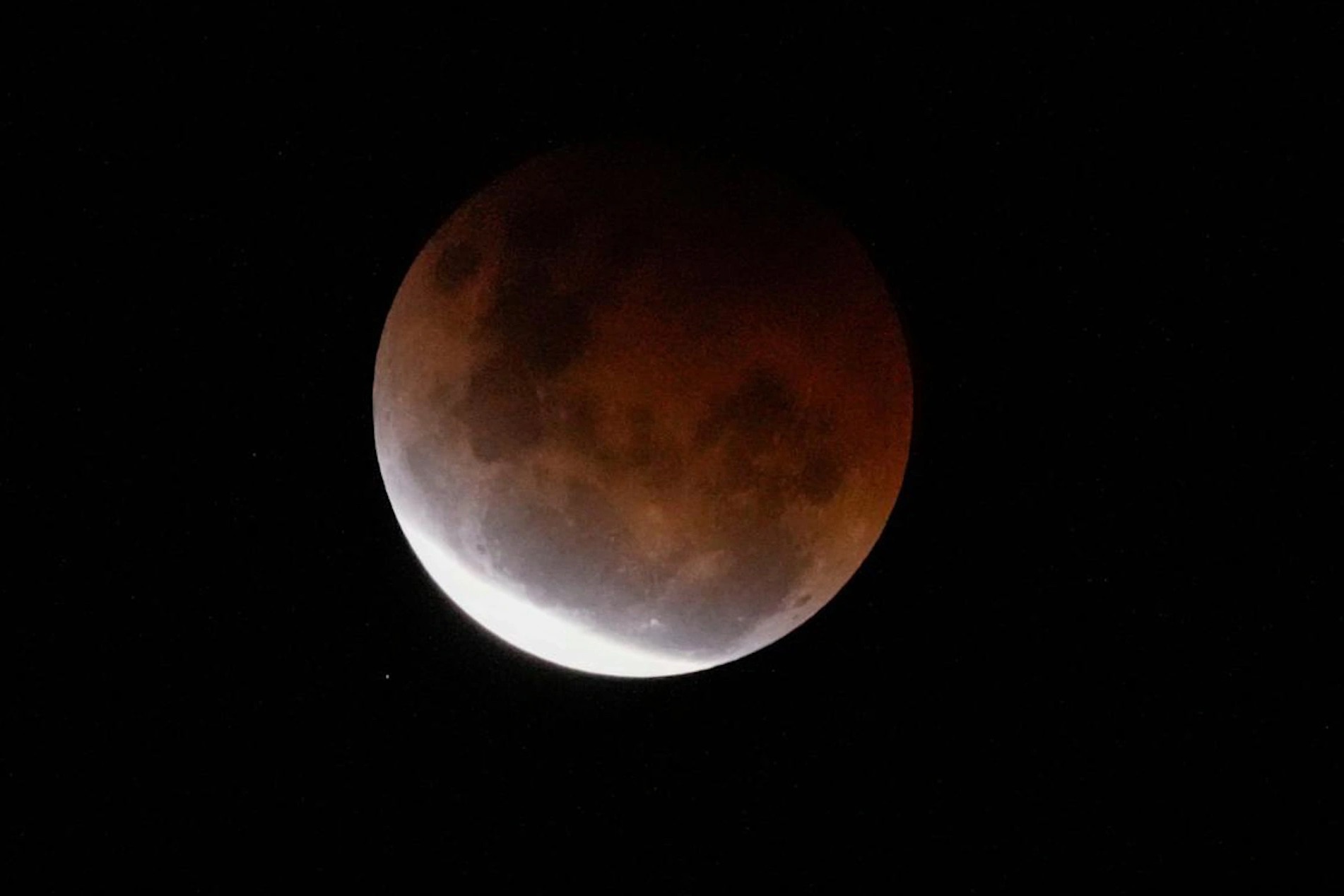 The longest series of photos of the 'blood moon' in 580 years around the world Picture 1