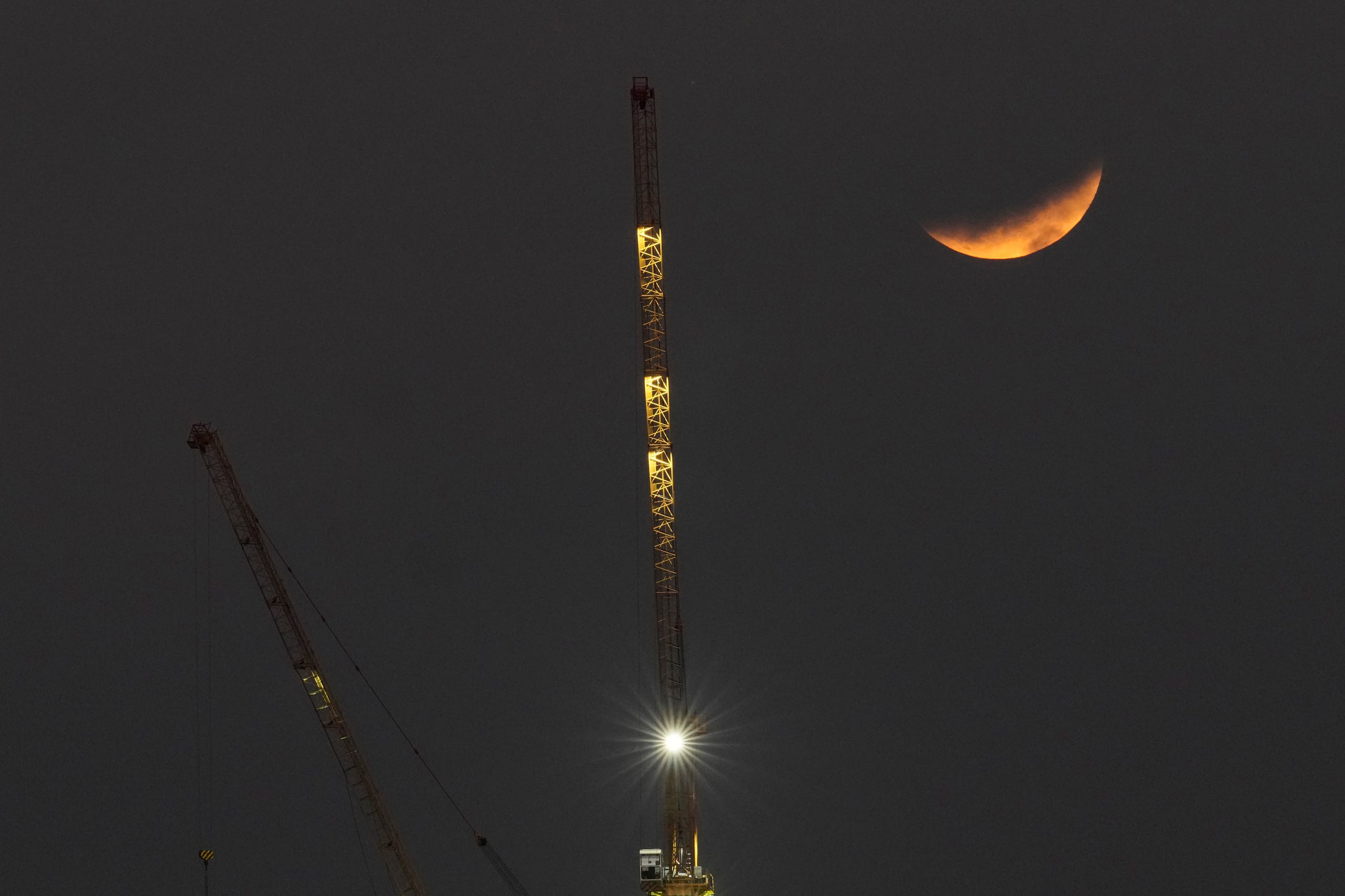 The longest series of photos of the 'blood moon' in 580 years around the world Picture 10