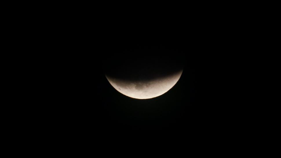 The longest series of photos of the 'blood moon' in 580 years around the world Picture 12