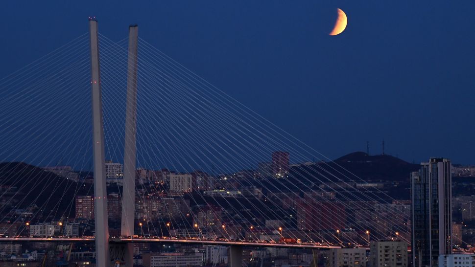 The longest series of photos of the 'blood moon' in 580 years around the world Picture 13