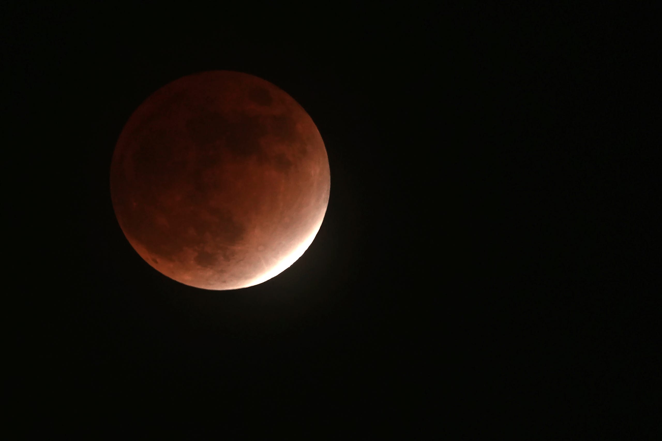 The longest series of photos of the 'blood moon' in 580 years around the world Picture 3