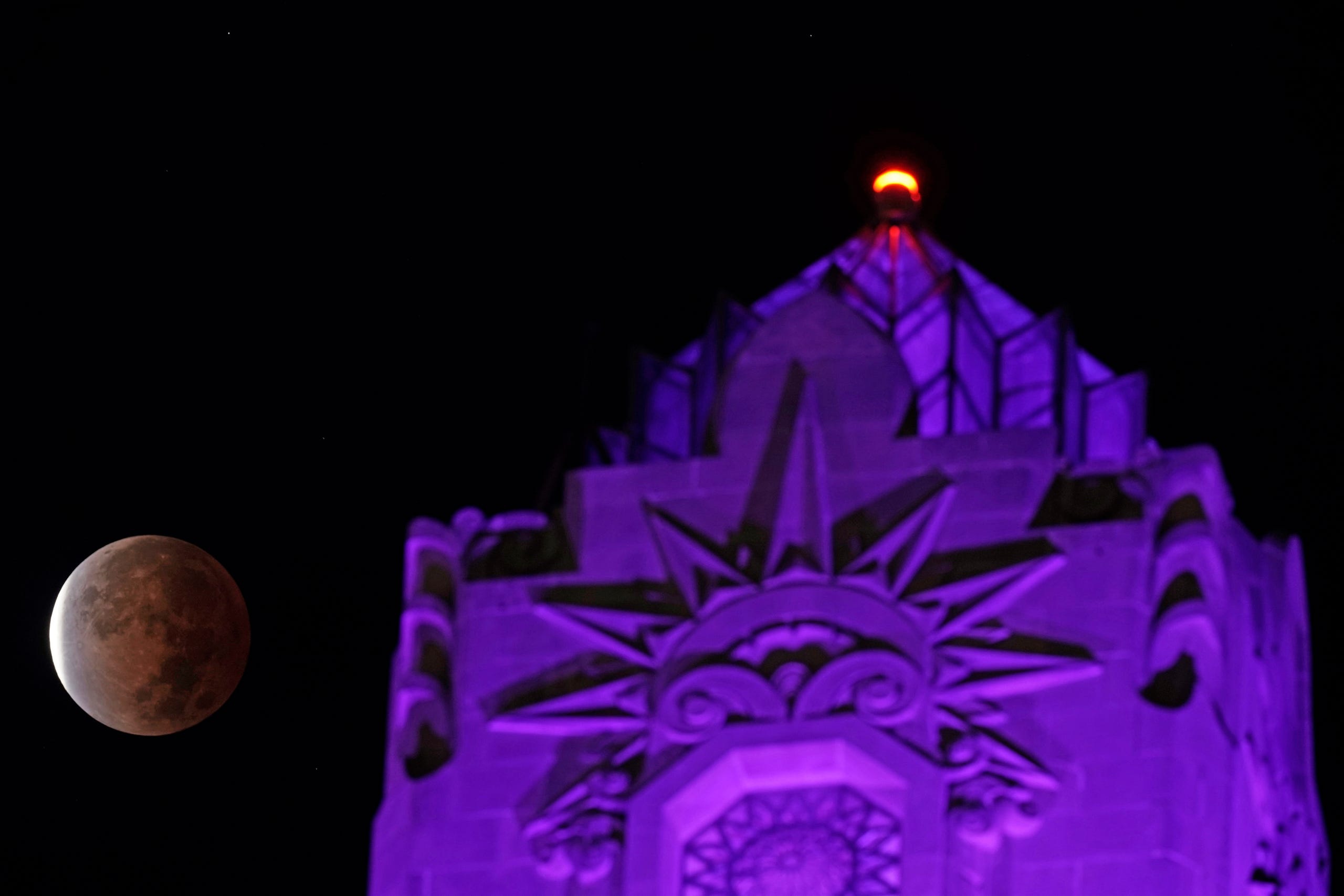 The longest series of photos of the 'blood moon' in 580 years around the world Picture 4