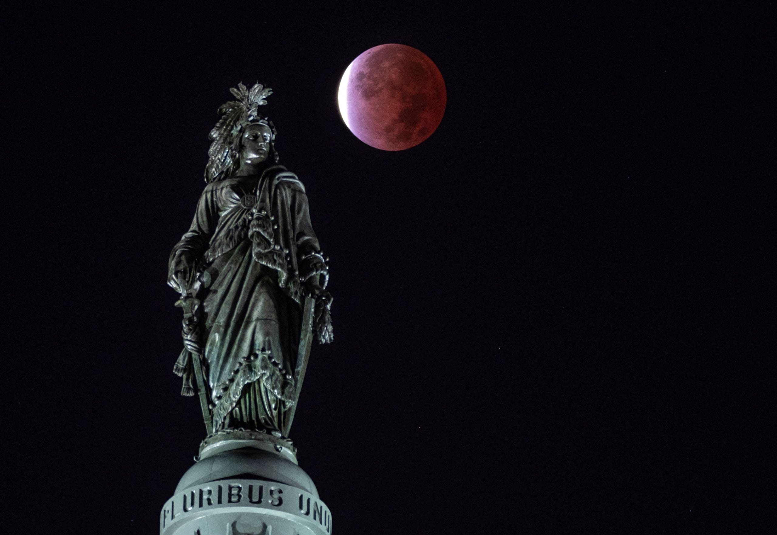 The longest series of photos of the 'blood moon' in 580 years around the world Picture 5