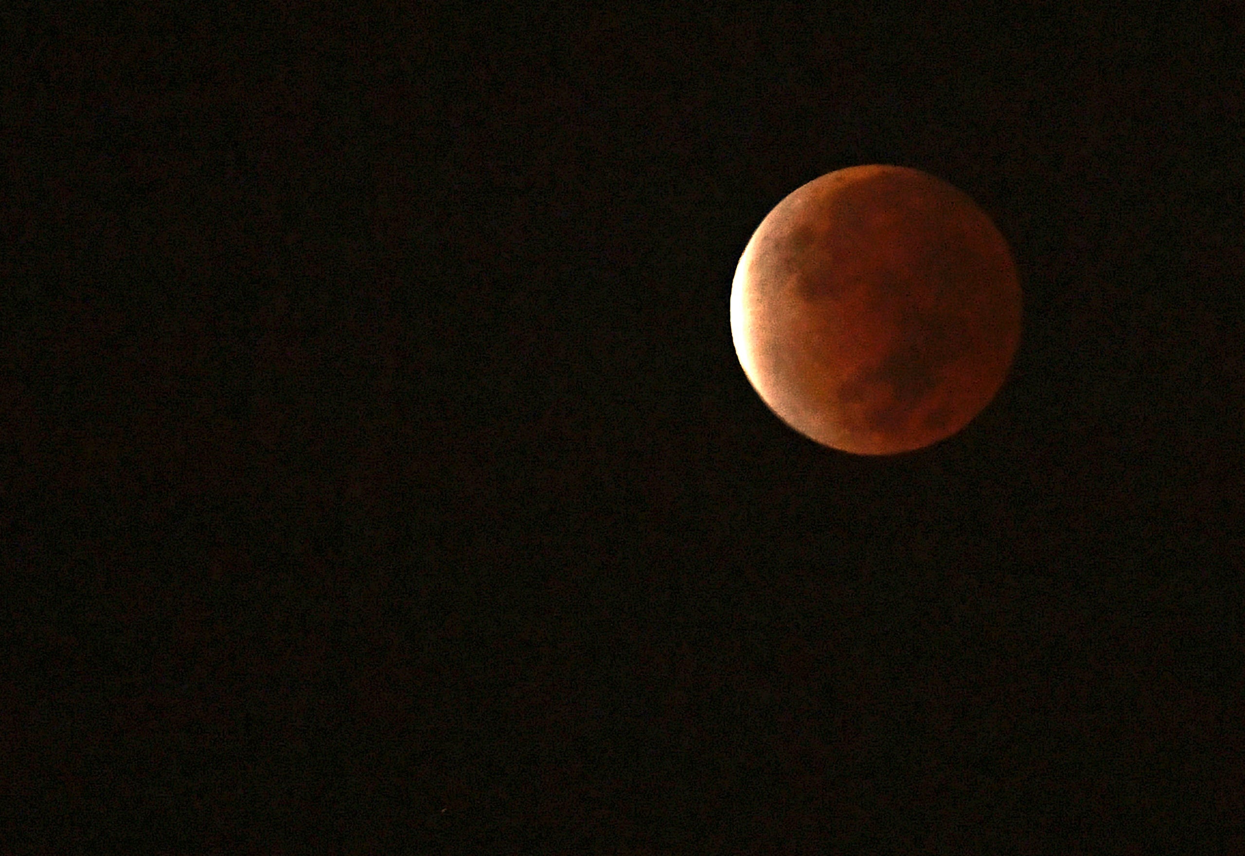 The longest series of photos of the 'blood moon' in 580 years around the world Picture 7