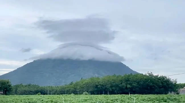 The magical cloud appeared on the top of Ba Den mountain (Tay Ninh), making people constantly excited. Picture 5