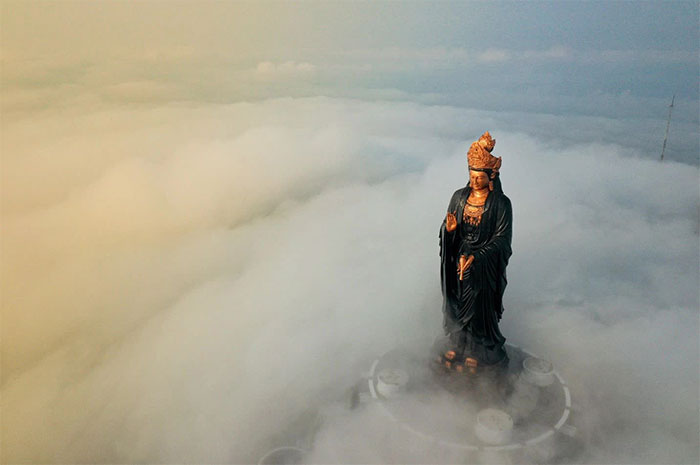 The magical cloud appeared on the top of Ba Den mountain (Tay Ninh), making people constantly excited. Picture 6
