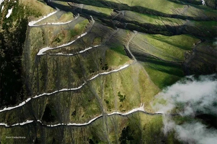 Picture 1 of The majestic natural scenery is overwhelming on the most dangerous road in the world