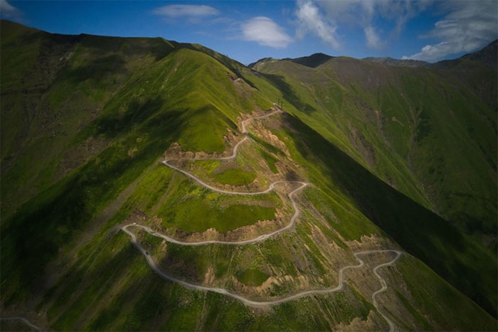 Picture 2 of The majestic natural scenery is overwhelming on the most dangerous road in the world