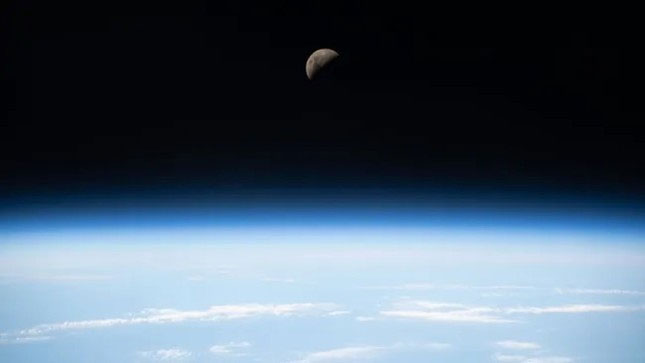 Picture 1 of The moon begins its total eclipse orbit in 2024