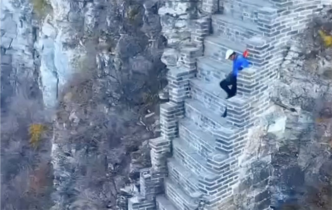 Picture 2 of The most dangerous section of the Great Wall of China, only the bravest dare to conquer it.