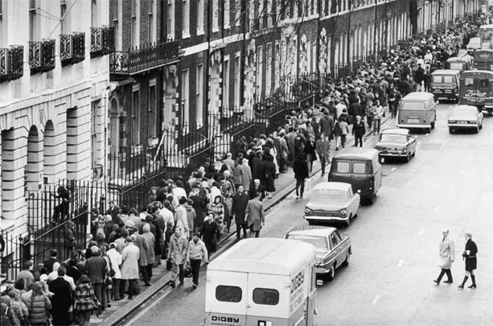 the-most-memorable-queuing-images-in-world-history