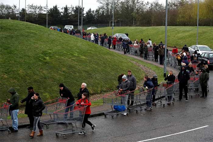 The most memorable 'queuing' images in world history Picture 8