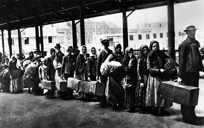 The most memorable 'queuing' images in world history Picture 9
