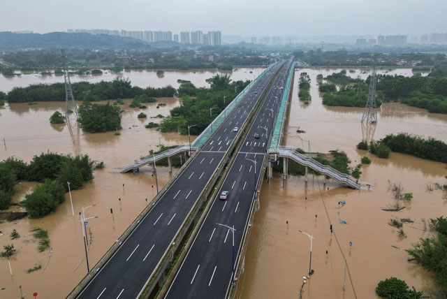 Picture 5 of The most serious flood in 100 years hit China, photos from above reveal the horrifying scene