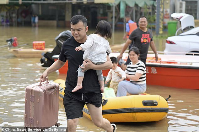 Picture 7 of The most serious flood in 100 years hit China, photos from above reveal the horrifying scene