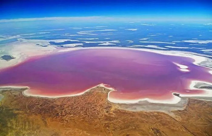 Picture 5 of The most unpredictable lake in the world: 'Lost' every 3 years and the water depth also changes