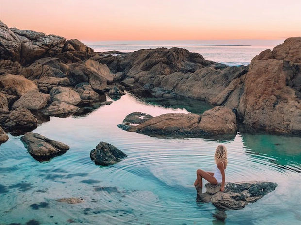 The most 'weird' sea in the world, only 1 person bathes at a time, but customers are still lining up Picture 3