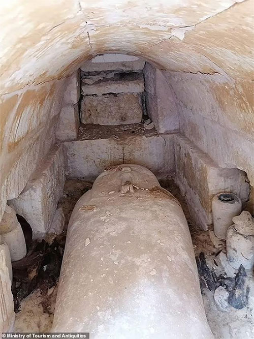 Picture 2 of The mummy of a 2,500-year-old man and woman with a golden tongue scares grave robbers