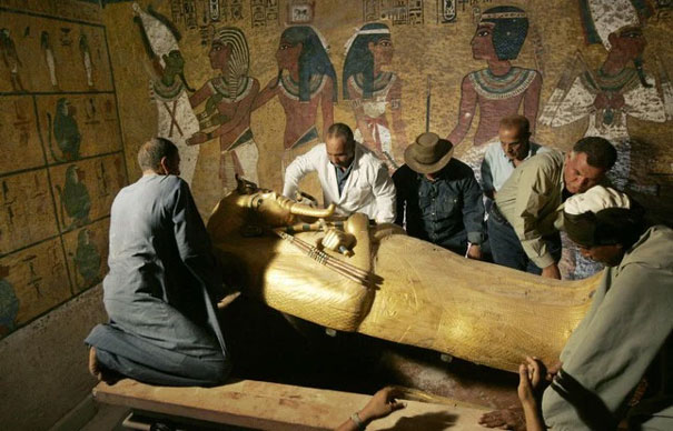 Picture 2 of The mysteries behind King Tut .'s golden mask