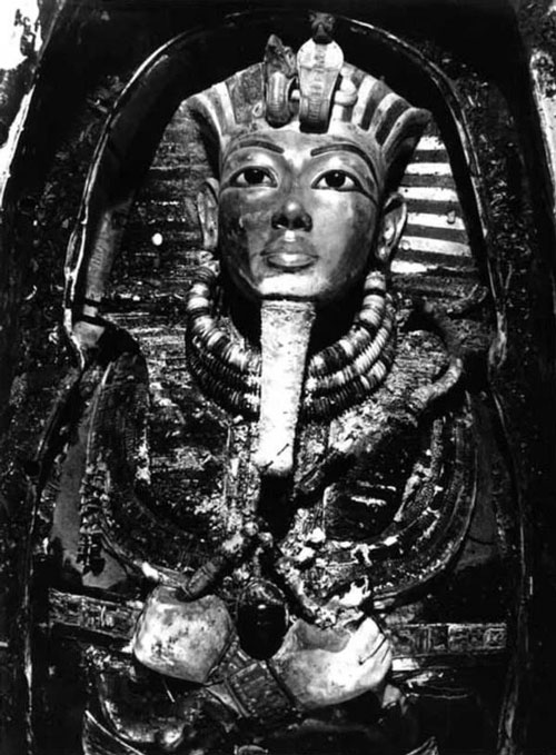 Picture 3 of The mysteries behind King Tut .'s golden mask