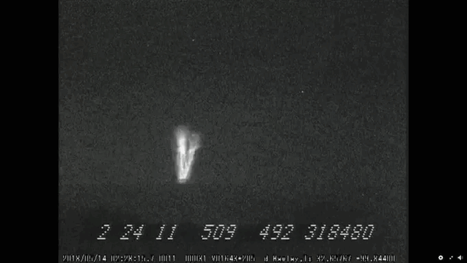 The mystery of a giant lightning bolt 'shoots back' into the clouds Picture 1