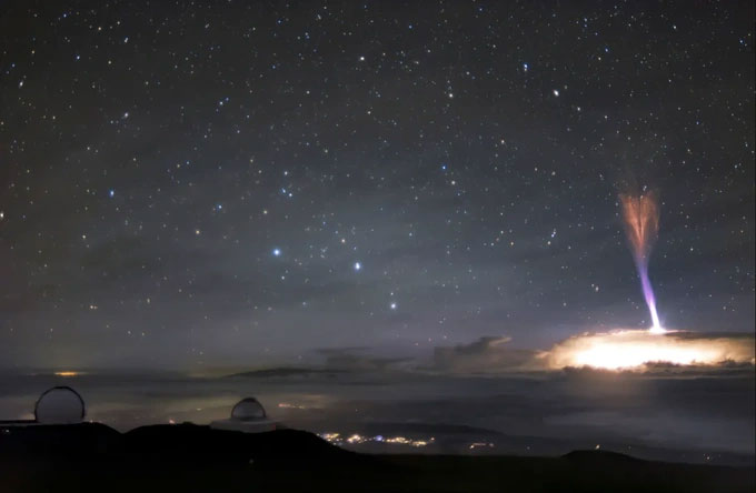 The mystery of a giant lightning bolt 'shoots back' into the clouds Picture 2