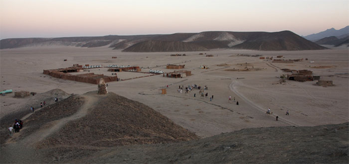 Picture 4 of The mystery of brick houses with many holes in the desert: Knowing the effect will surprise everyone!