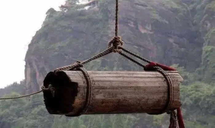 The mystery of how ancient people hung coffins on cliffs: Experts offered a prize of 1.3 billion, the farmer solved the puzzle! Picture 3