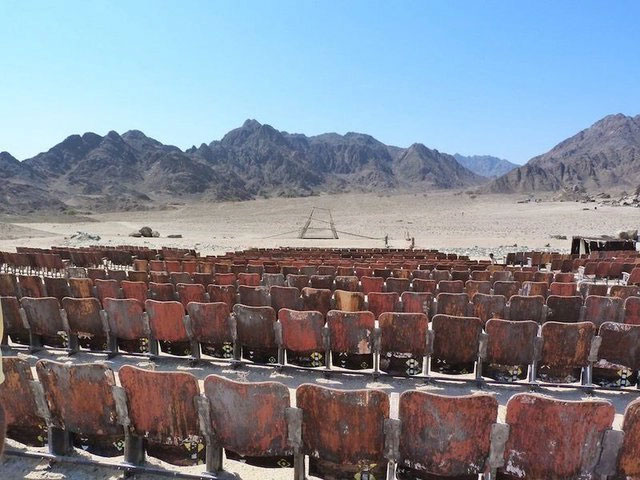 The mystery of the 'doomsday' cinema, built in the desert but not a single person has visited for more than 30 years Picture 5