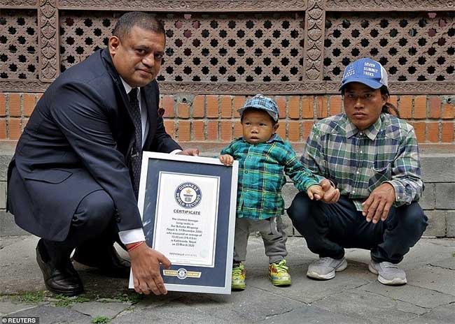 Picture 9 of The Nepalese boy received the title of the world's shortest young man with a height of 73.43cm