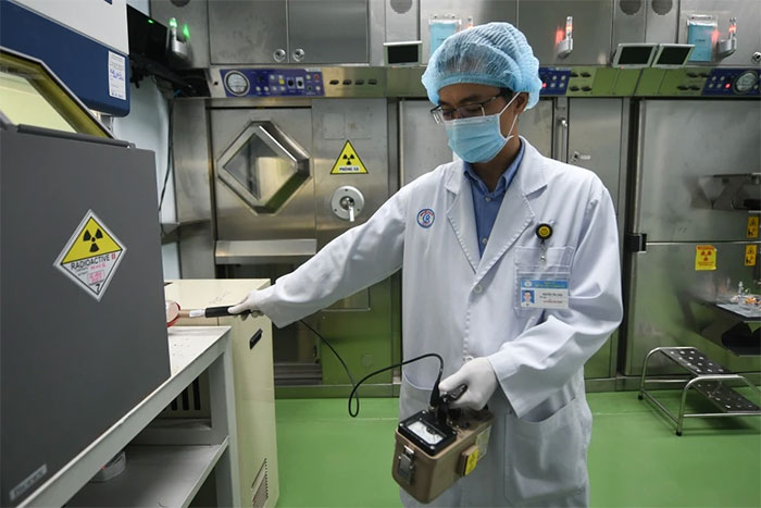 The only place to prepare radioactive drugs for cancer diagnosis in Vietnam Picture 8
