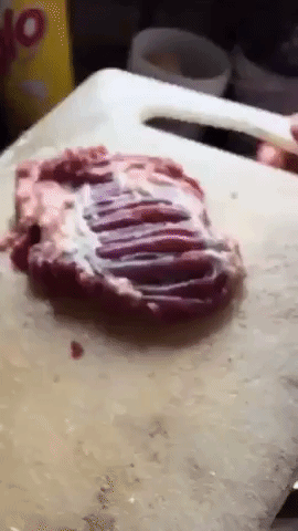 Picture 1 of The piece of meat lying on the cutting board suddenly 'dances', making netizens boil