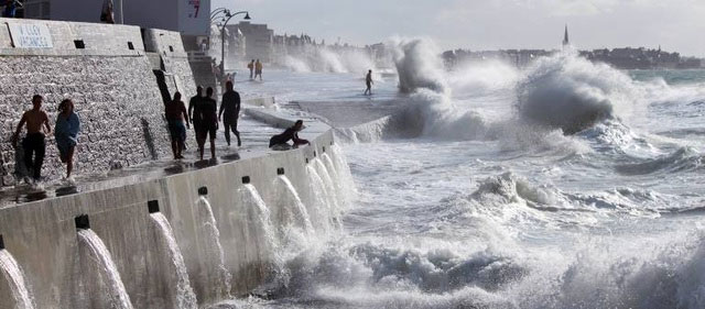 Picture 3 of The place where for 6 months, 13m high tidal waves were thrown straight onto the roof of a 3-storey house.
