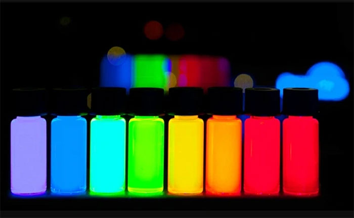 Picture 2 of The quantum silkworm releases a glowing silk thread