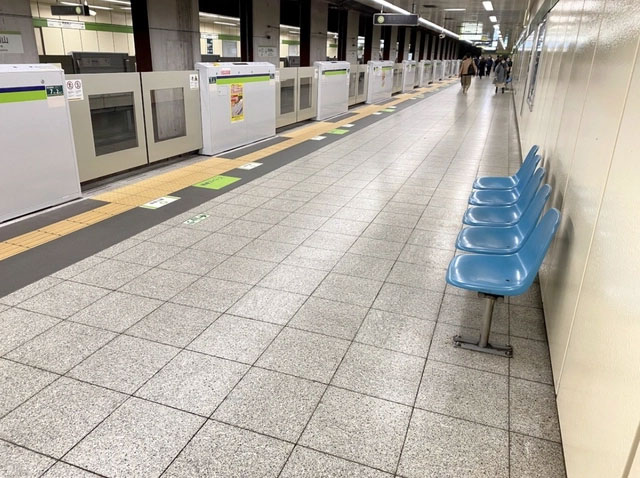 The reason why seats at many train stations in Japan do not face the tracks Picture 1